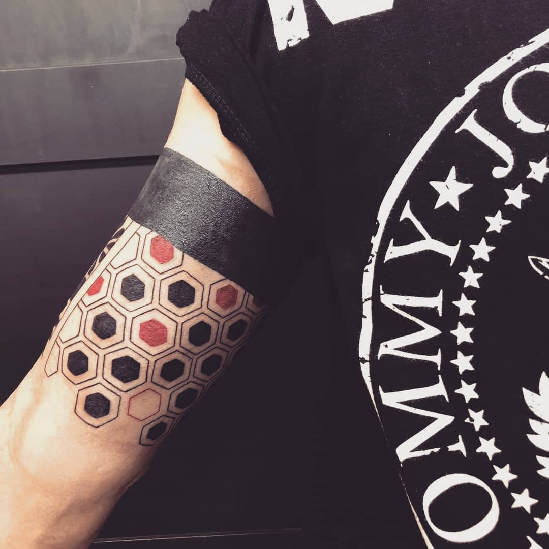 Brazalete geométrico en bíceps y tríceps tatuado por @patry_yop