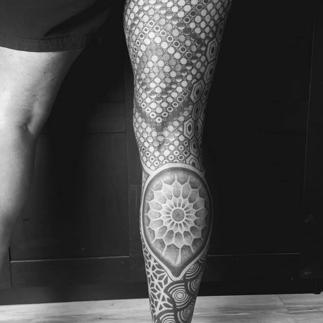 Pierna geométrica tatuada por @patry_yop