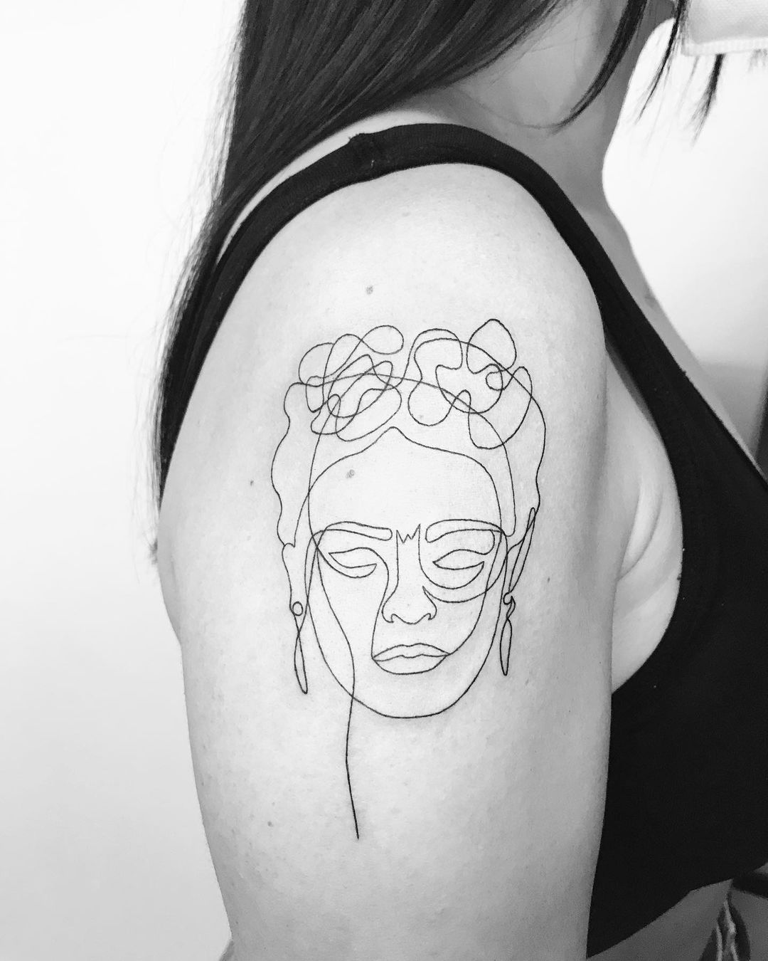 Tattoo líneas Frida @mire_tattoo