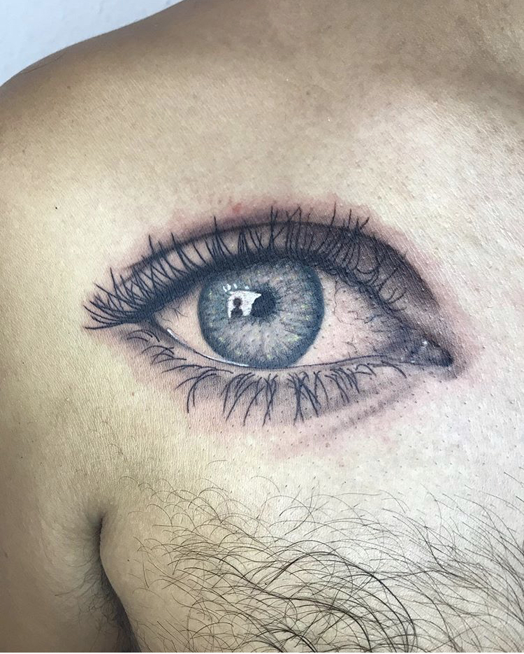 Tattoo ojo realismo en el pecho @mire_tattoo