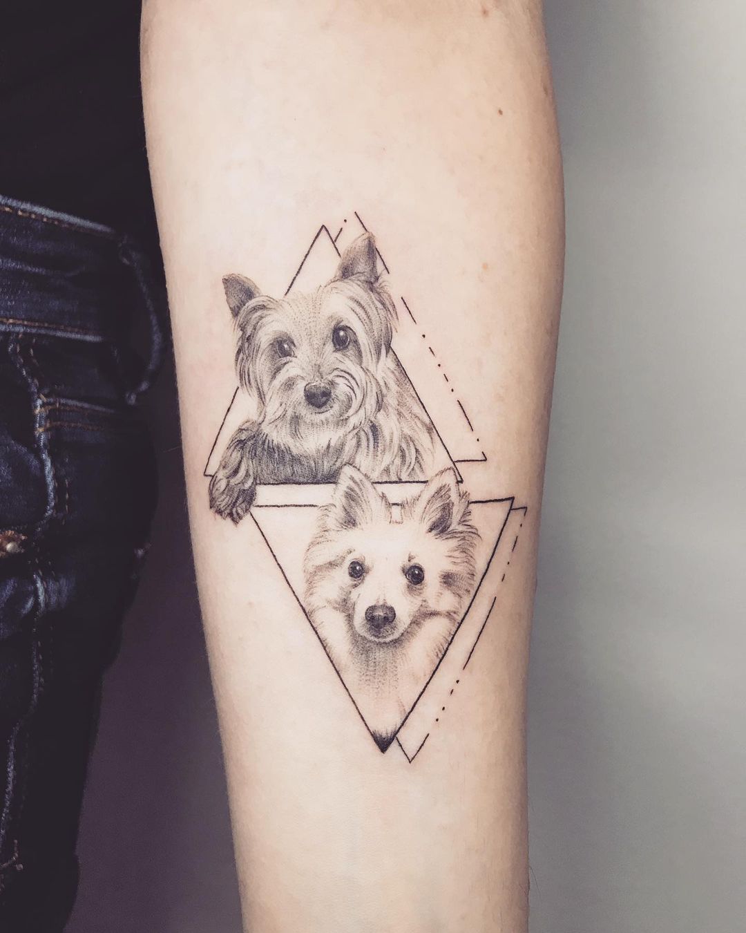 Tattoo perretes en el antebrazo @mire_tattoo
