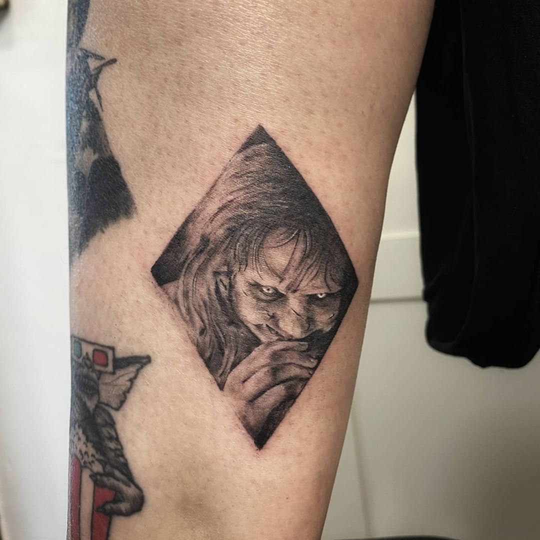 Mini tattoo niña del exorcista dentro de un rombo · Ángel @afernandeztattoo