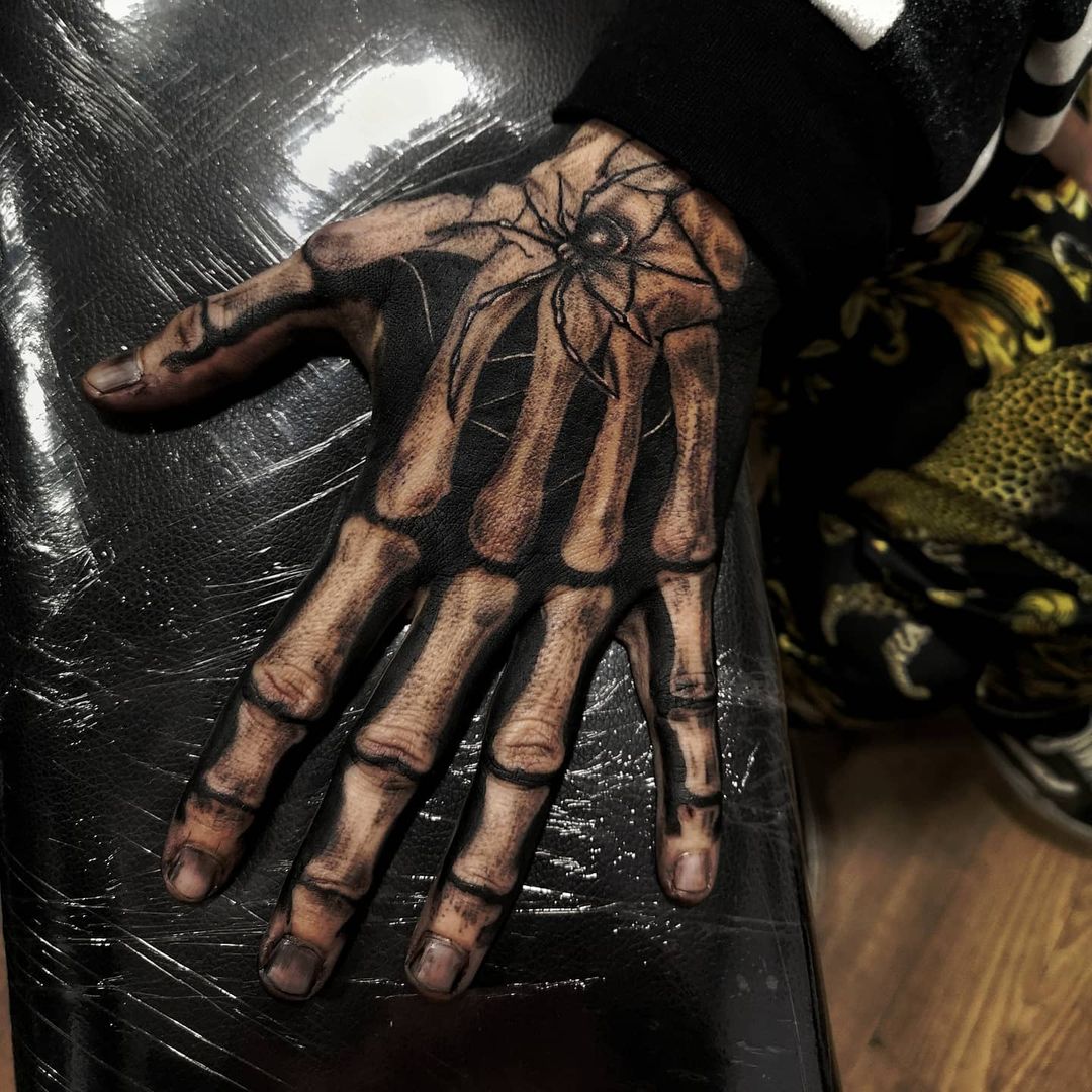 Tattoo realismo esqueleto sobre mano · Ángel @afernandeztattoo