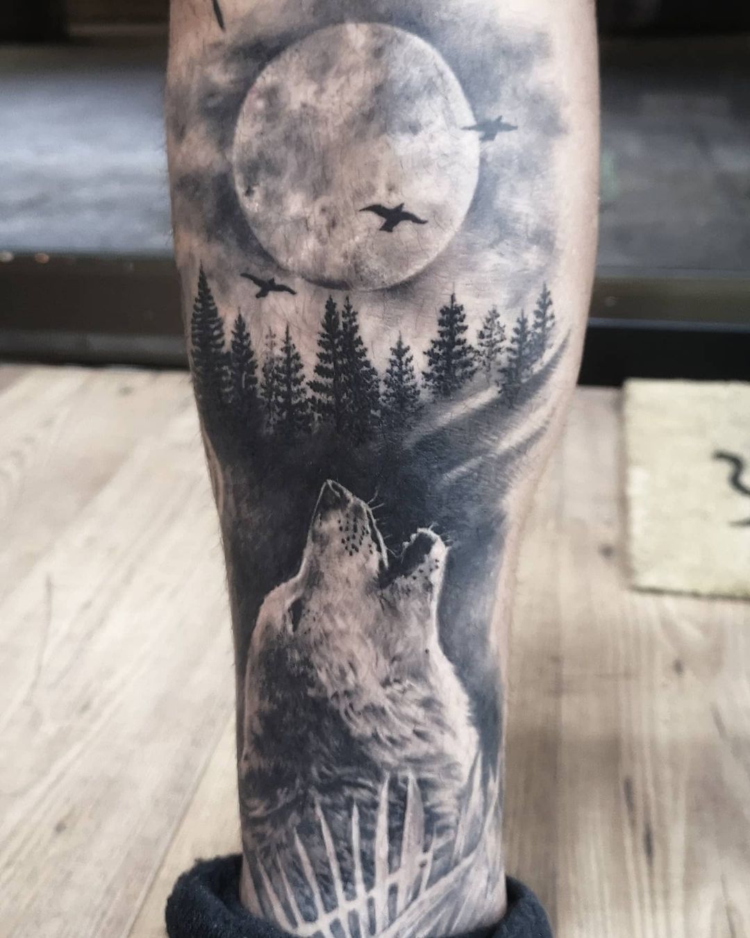 Tattoo lobo en la tibia · Ángel @afernandeztattoo