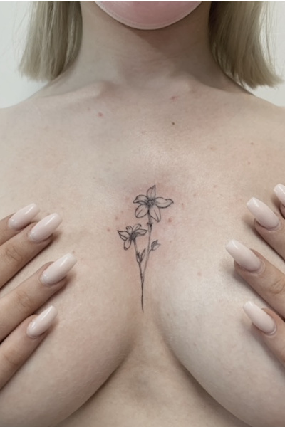 Tattoo flores en el canalillo - Marina @mdeoceano