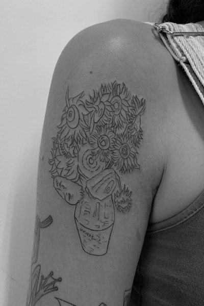 Tattoo flores en el deltoide - Marina @mdeoceano